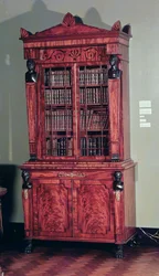 Boekenkast naar een ontwerp van Sheraton, begin 19e eeuw